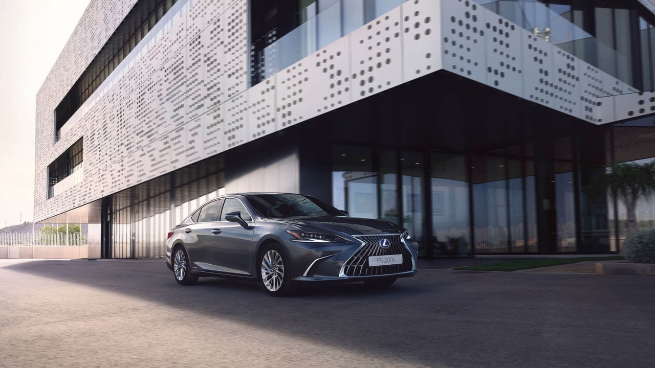 A Lexus ES 300h parked outside a building 