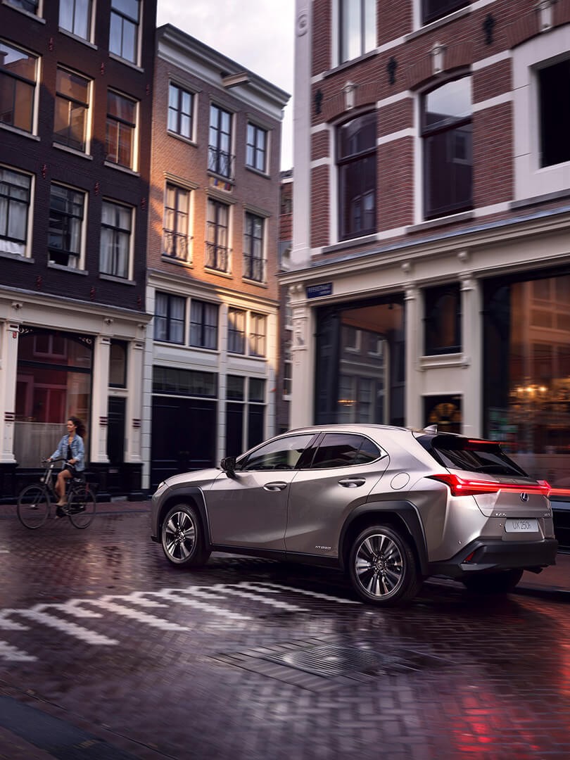 Lexus UX-ի ղեկին քաղաքում
