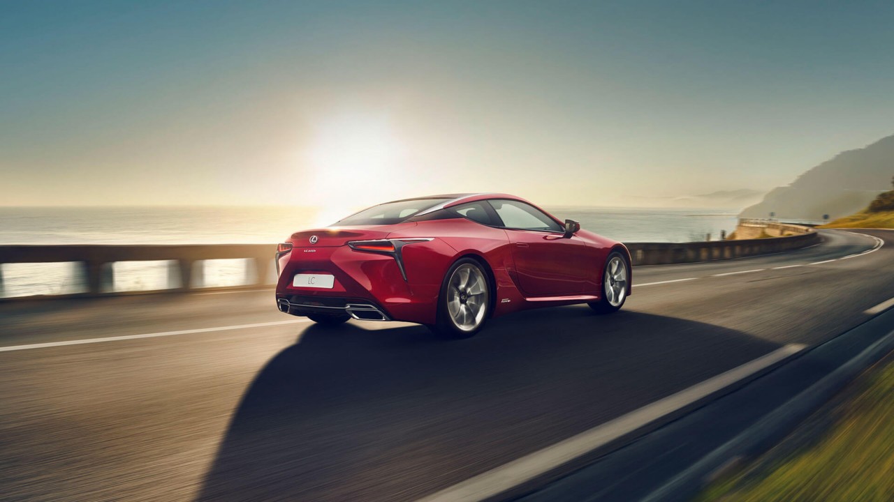 Lexus LC ափամերձ ճանապարհին
