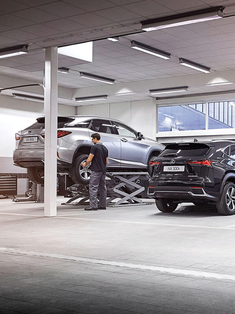 Lexus-ի մեխանիկ, որն աշխատում է Lexus-ի վրա